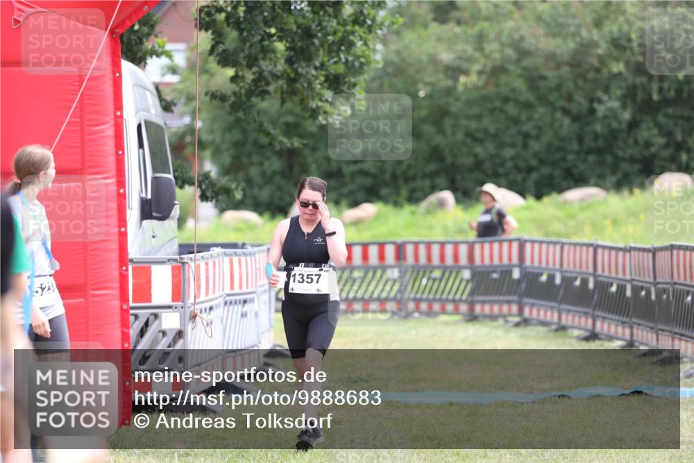 21.06.2026 - 29. Vierlanden-Triathlon Andreas Tolksdorf http://msf.ph/oto/9888683 21.06.2026 11:51:05 Ziel 505, 1357, 505, 1357 meine-sportfotos.de