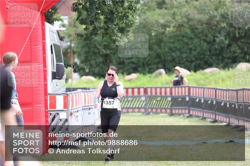 21.06.2026 - 29. Vierlanden-Triathlon Andreas Tolksdorf http://msf.ph/oto/9888686 21.06.2026 11:51:05 Ziel 505, 1357, 505, 1357 meine-sportfotos.de