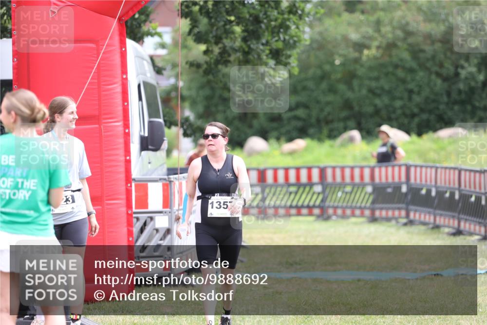 21.06.2026 - 29. Vierlanden-Triathlon Andreas Tolksdorf http://msf.ph/oto/9888692 21.06.2026 11:51:06 Ziel 505, 1357, 505, 1357 meine-sportfotos.de