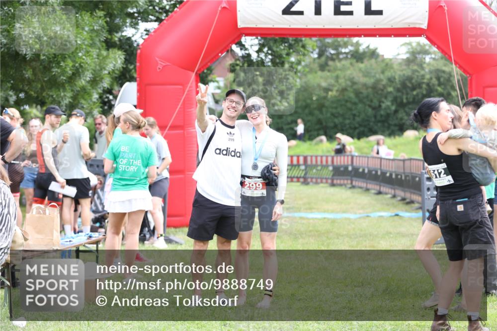 21.06.2026 - 29. Vierlanden-Triathlon Andreas Tolksdorf http://msf.ph/oto/9888749 21.06.2026 11:51:54 Ziel  meine-sportfotos.de