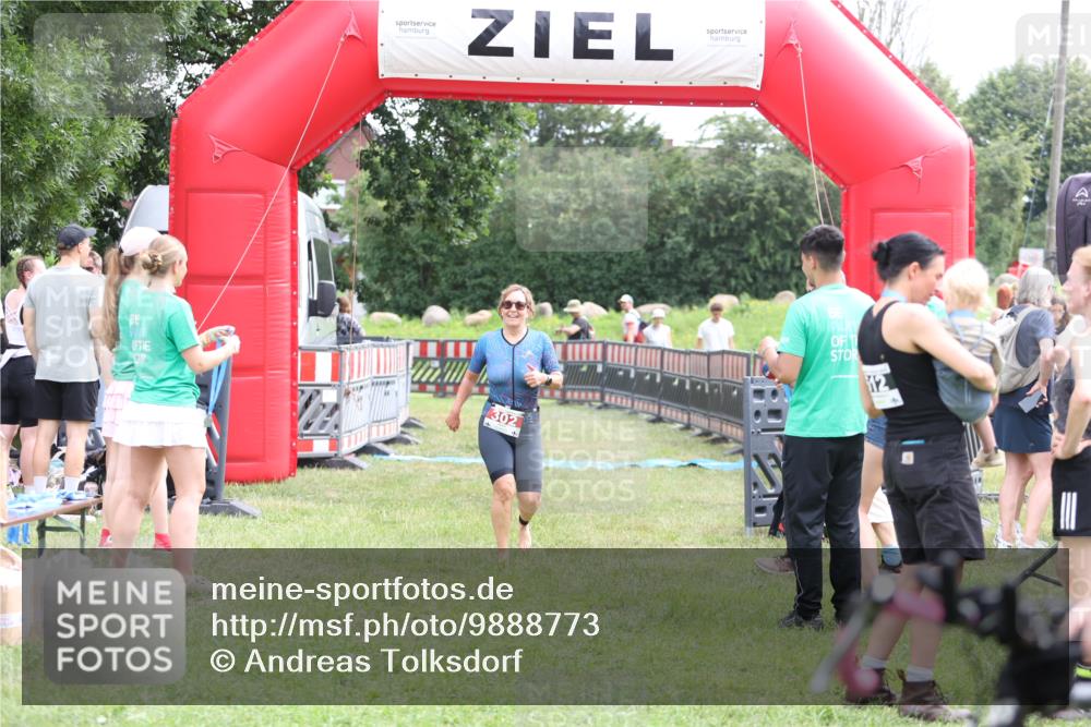 21.06.2026 - 29. Vierlanden-Triathlon Andreas Tolksdorf http://msf.ph/oto/9888773 21.06.2026 11:52:19 Ziel 302, 302 meine-sportfotos.de