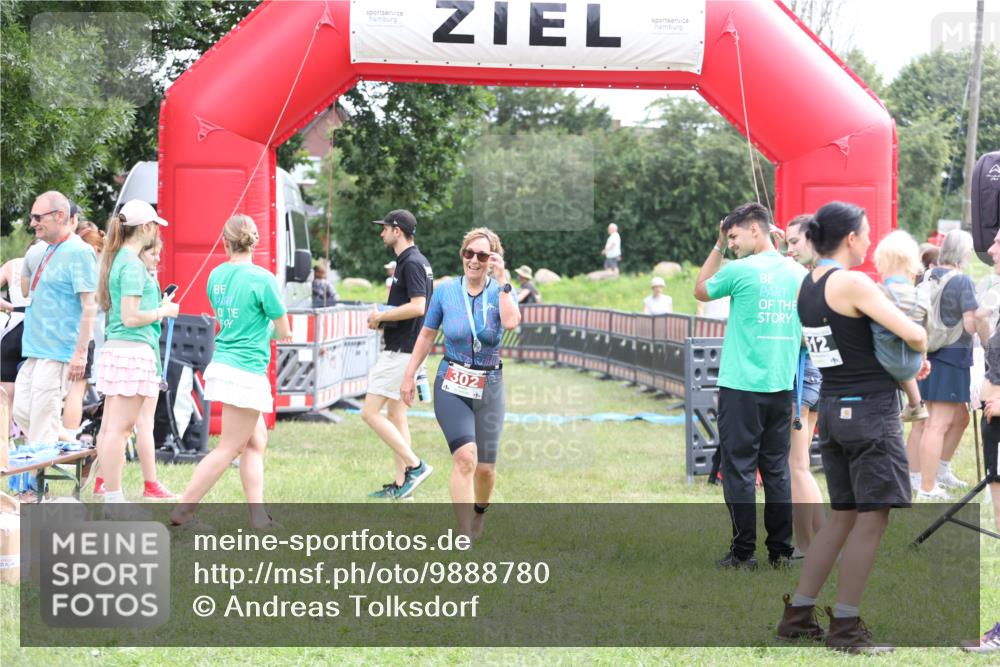 21.06.2026 - 29. Vierlanden-Triathlon Andreas Tolksdorf http://msf.ph/oto/9888780 21.06.2026 11:52:23 Ziel  meine-sportfotos.de
