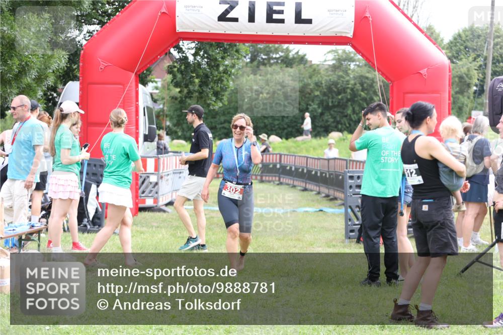 21.06.2026 - 29. Vierlanden-Triathlon Andreas Tolksdorf http://msf.ph/oto/9888781 21.06.2026 11:52:23 Ziel  meine-sportfotos.de