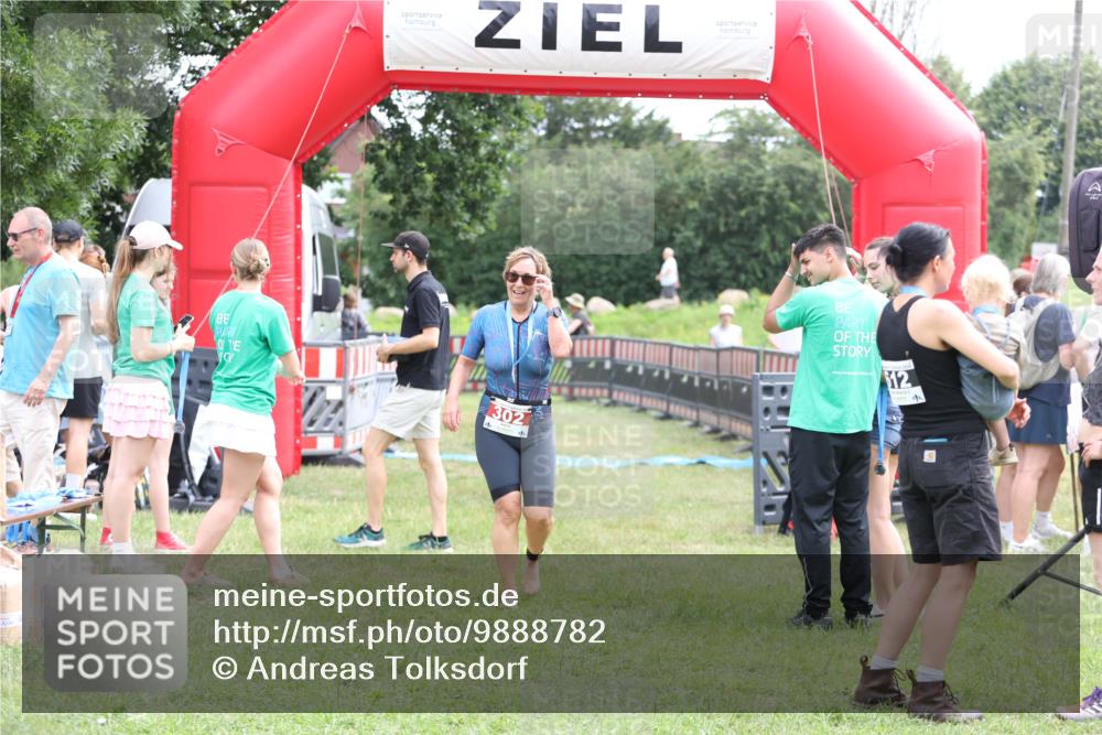 21.06.2026 - 29. Vierlanden-Triathlon Andreas Tolksdorf http://msf.ph/oto/9888782 21.06.2026 11:52:23 Ziel  meine-sportfotos.de