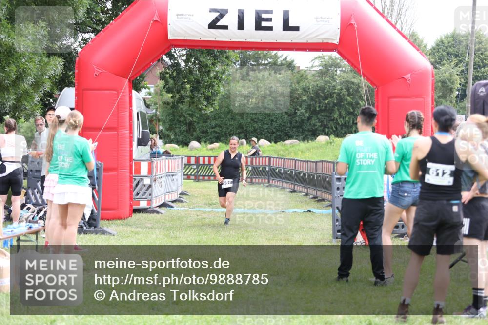 21.06.2026 - 29. Vierlanden-Triathlon Andreas Tolksdorf http://msf.ph/oto/9888785 21.06.2026 11:52:37 Ziel 551, 551 meine-sportfotos.de