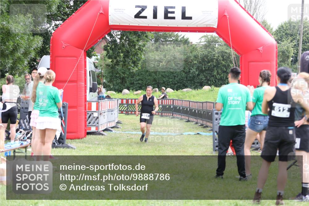 21.06.2026 - 29. Vierlanden-Triathlon Andreas Tolksdorf http://msf.ph/oto/9888786 21.06.2026 11:52:37 Ziel 551, 551 meine-sportfotos.de