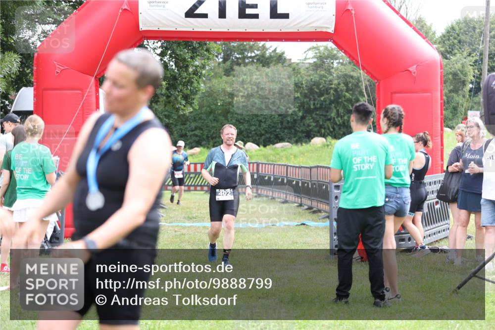 21.06.2026 - 29. Vierlanden-Triathlon Andreas Tolksdorf http://msf.ph/oto/9888799 21.06.2026 11:52:52 Ziel 213, 402, 213, 402 meine-sportfotos.de