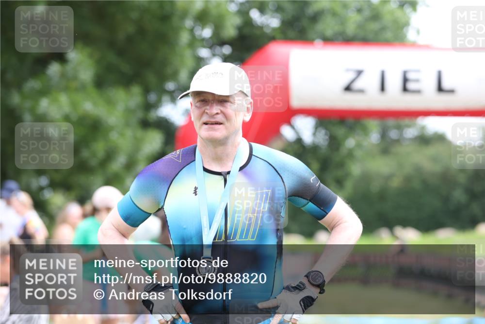 21.06.2026 - 29. Vierlanden-Triathlon Andreas Tolksdorf http://msf.ph/oto/9888820 21.06.2026 11:53:13 Ziel  meine-sportfotos.de