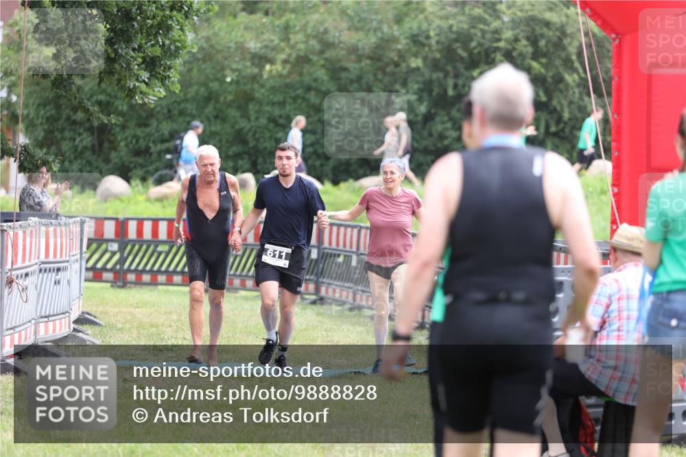 21.06.2026 - 29. Vierlanden-Triathlon Andreas Tolksdorf http://msf.ph/oto/9888828 21.06.2026 11:53:57 Ziel 611, 611 meine-sportfotos.de
