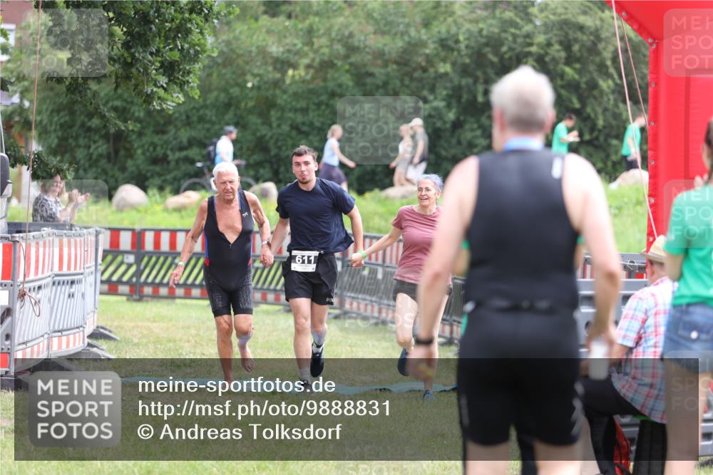 21.06.2026 - 29. Vierlanden-Triathlon Andreas Tolksdorf http://msf.ph/oto/9888831 21.06.2026 11:53:57 Ziel 611, 611 meine-sportfotos.de
