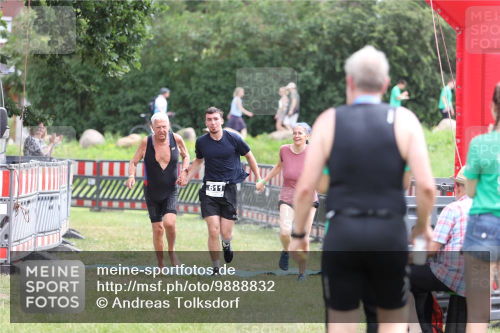 21.06.2026 - 29. Vierlanden-Triathlon Andreas Tolksdorf http://msf.ph/oto/9888832 21.06.2026 11:53:57 Ziel 611, 611 meine-sportfotos.de