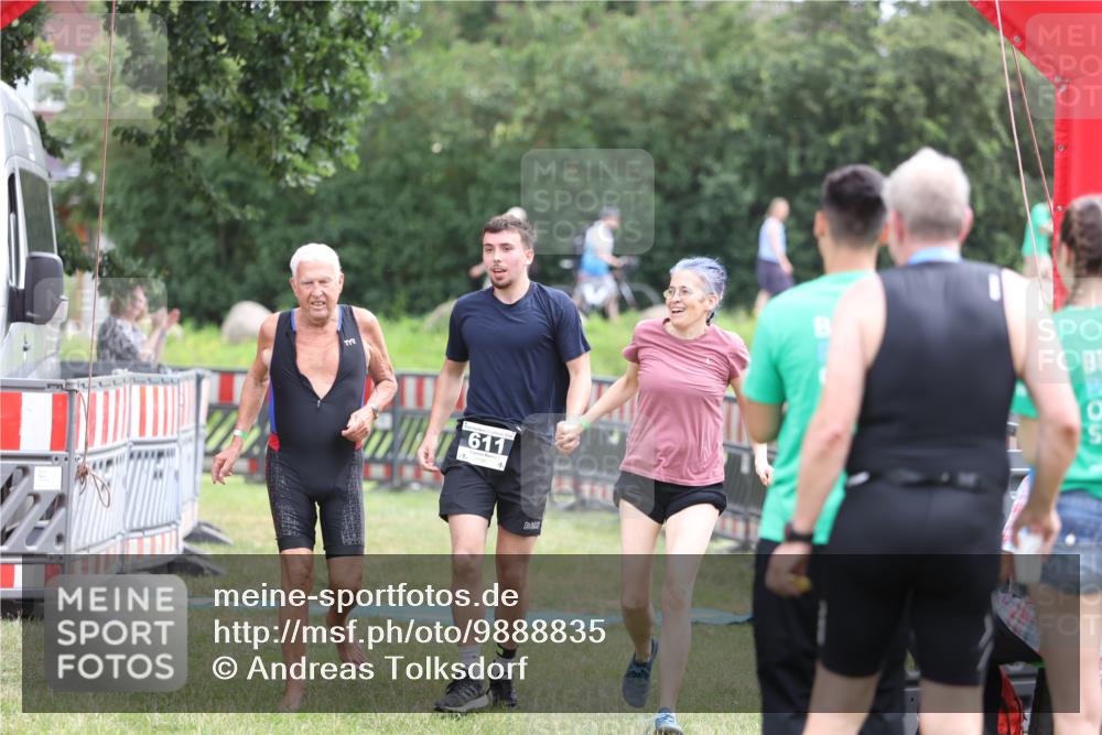 21.06.2026 - 29. Vierlanden-Triathlon Andreas Tolksdorf http://msf.ph/oto/9888835 21.06.2026 11:53:59 Ziel 611, 611 meine-sportfotos.de