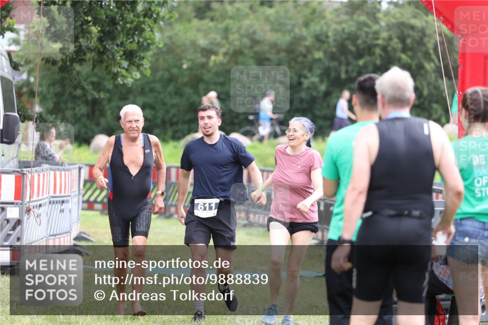 21.06.2026 - 29. Vierlanden-Triathlon Andreas Tolksdorf http://msf.ph/oto/9888839 21.06.2026 11:53:59 Ziel 611, 611 meine-sportfotos.de