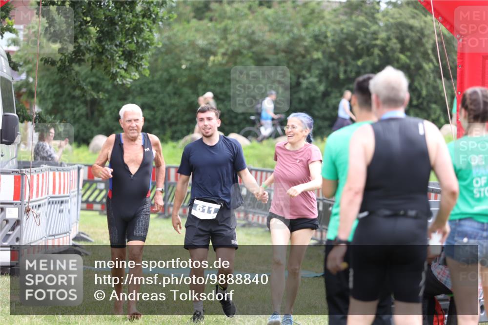 21.06.2026 - 29. Vierlanden-Triathlon Andreas Tolksdorf http://msf.ph/oto/9888840 21.06.2026 11:53:59 Ziel 611, 611 meine-sportfotos.de
