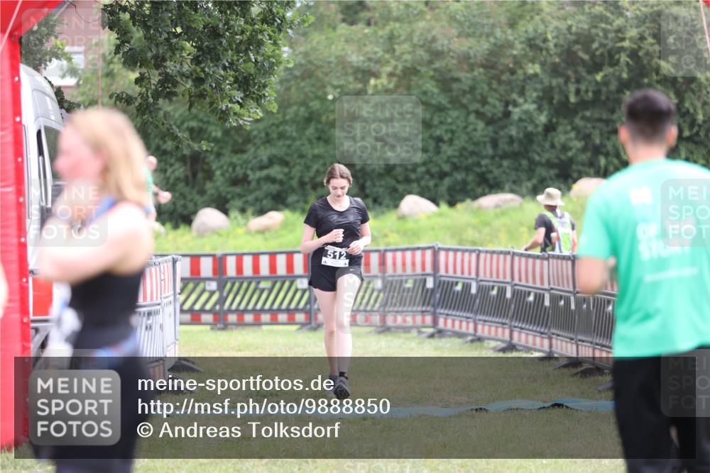 21.06.2026 - 29. Vierlanden-Triathlon Andreas Tolksdorf http://msf.ph/oto/9888850 21.06.2026 11:54:57 Ziel 512, 512 meine-sportfotos.de