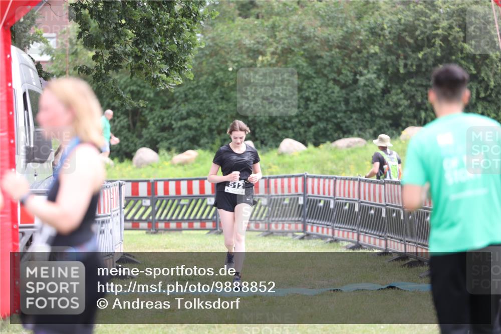21.06.2026 - 29. Vierlanden-Triathlon Andreas Tolksdorf http://msf.ph/oto/9888852 21.06.2026 11:54:57 Ziel 512, 512 meine-sportfotos.de