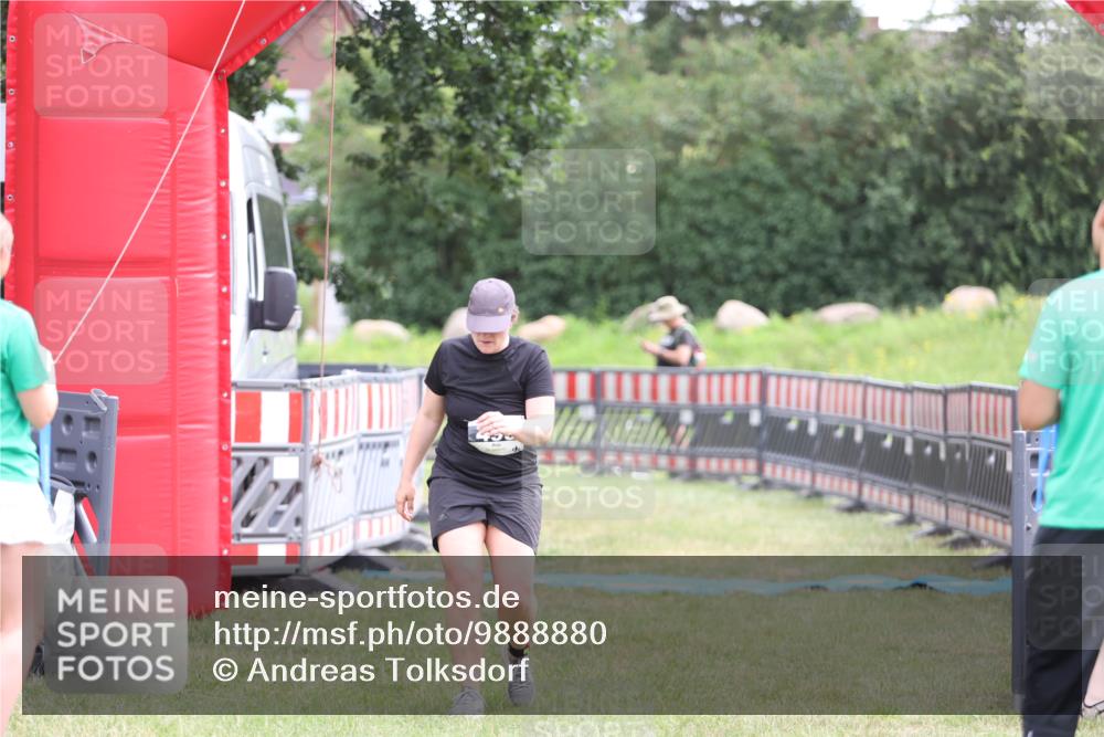 21.06.2026 - 29. Vierlanden-Triathlon Andreas Tolksdorf http://msf.ph/oto/9888880 21.06.2026 11:55:52 Ziel 498, 498 meine-sportfotos.de