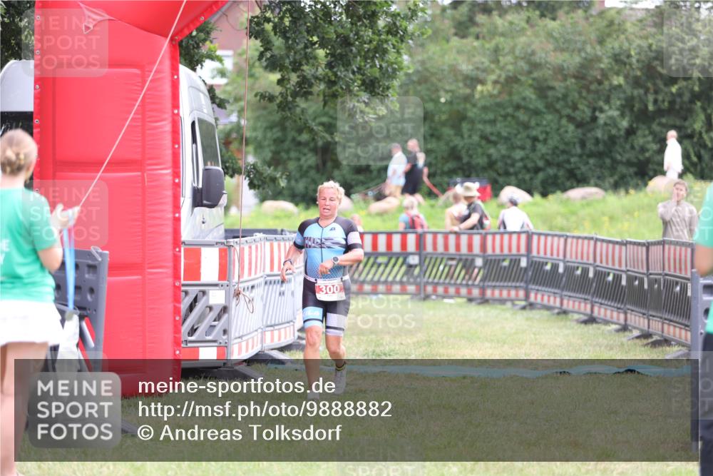 21.06.2026 - 29. Vierlanden-Triathlon Andreas Tolksdorf http://msf.ph/oto/9888882 21.06.2026 11:56:24 Ziel 300, 300 meine-sportfotos.de