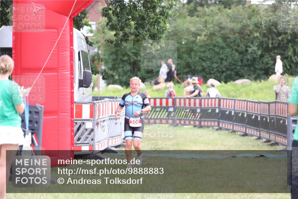 21.06.2026 - 29. Vierlanden-Triathlon Andreas Tolksdorf http://msf.ph/oto/9888883 21.06.2026 11:56:24 Ziel 300, 300 meine-sportfotos.de