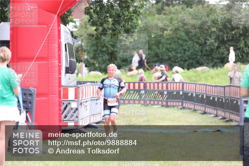 21.06.2026 - 29. Vierlanden-Triathlon Andreas Tolksdorf http://msf.ph/oto/9888884 21.06.2026 11:56:24 Ziel 300, 300 meine-sportfotos.de