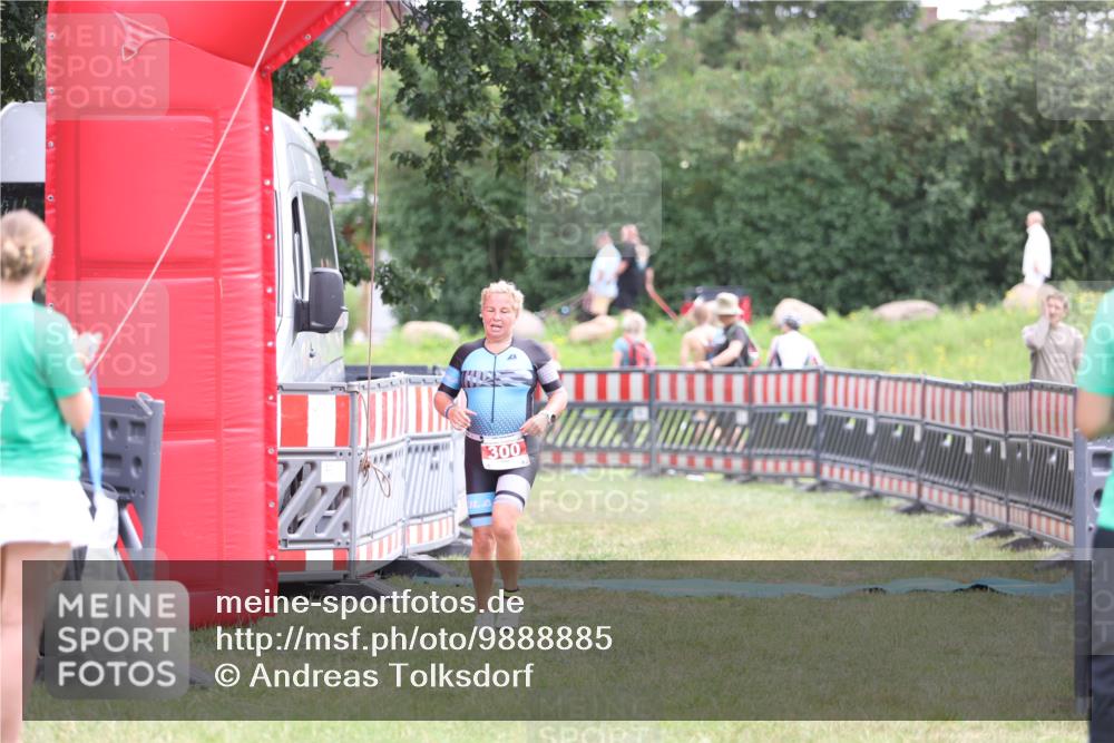 21.06.2026 - 29. Vierlanden-Triathlon Andreas Tolksdorf http://msf.ph/oto/9888885 21.06.2026 11:56:24 Ziel 300, 300 meine-sportfotos.de