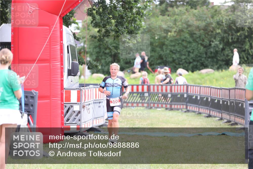 21.06.2026 - 29. Vierlanden-Triathlon Andreas Tolksdorf http://msf.ph/oto/9888886 21.06.2026 11:56:24 Ziel 300, 300 meine-sportfotos.de