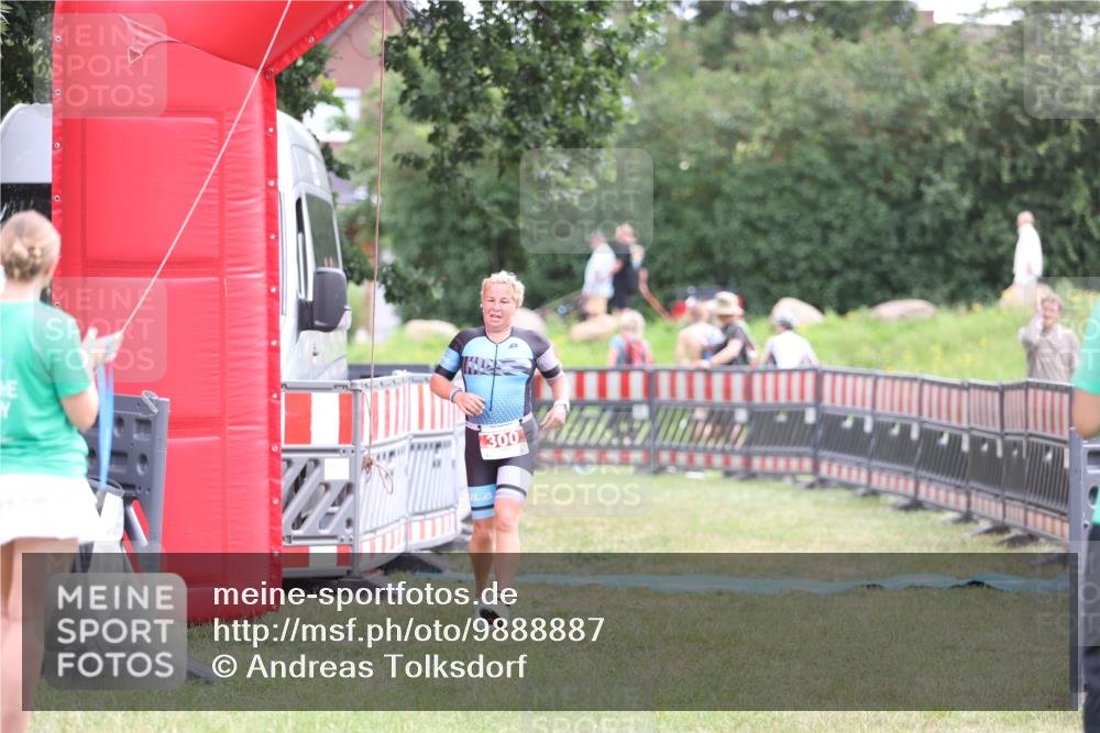 21.06.2026 - 29. Vierlanden-Triathlon Andreas Tolksdorf http://msf.ph/oto/9888887 21.06.2026 11:56:24 Ziel 300, 300 meine-sportfotos.de