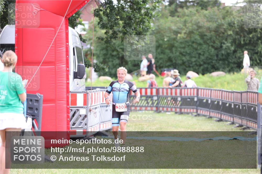 21.06.2026 - 29. Vierlanden-Triathlon Andreas Tolksdorf http://msf.ph/oto/9888888 21.06.2026 11:56:24 Ziel 300, 300 meine-sportfotos.de