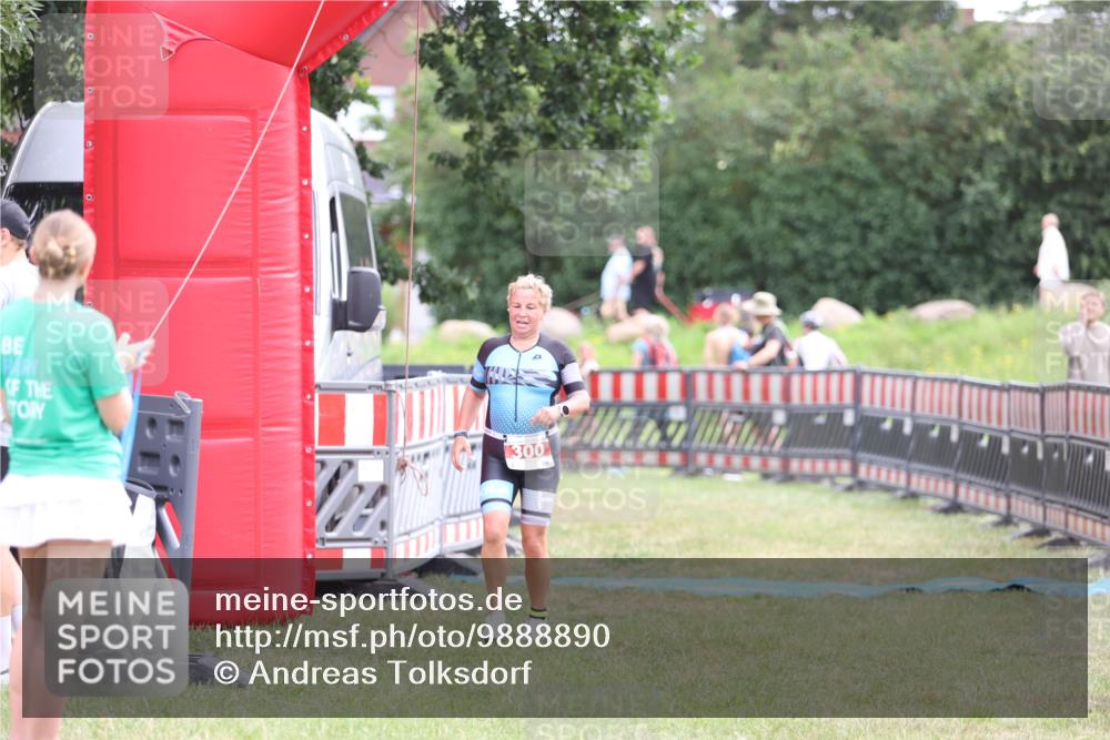 21.06.2026 - 29. Vierlanden-Triathlon Andreas Tolksdorf http://msf.ph/oto/9888890 21.06.2026 11:56:24 Ziel 300, 300 meine-sportfotos.de