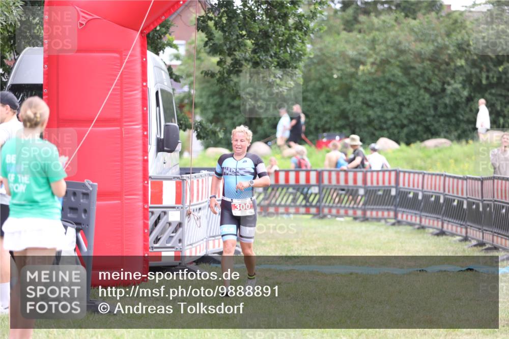 21.06.2026 - 29. Vierlanden-Triathlon Andreas Tolksdorf http://msf.ph/oto/9888891 21.06.2026 11:56:24 Ziel 300, 300 meine-sportfotos.de