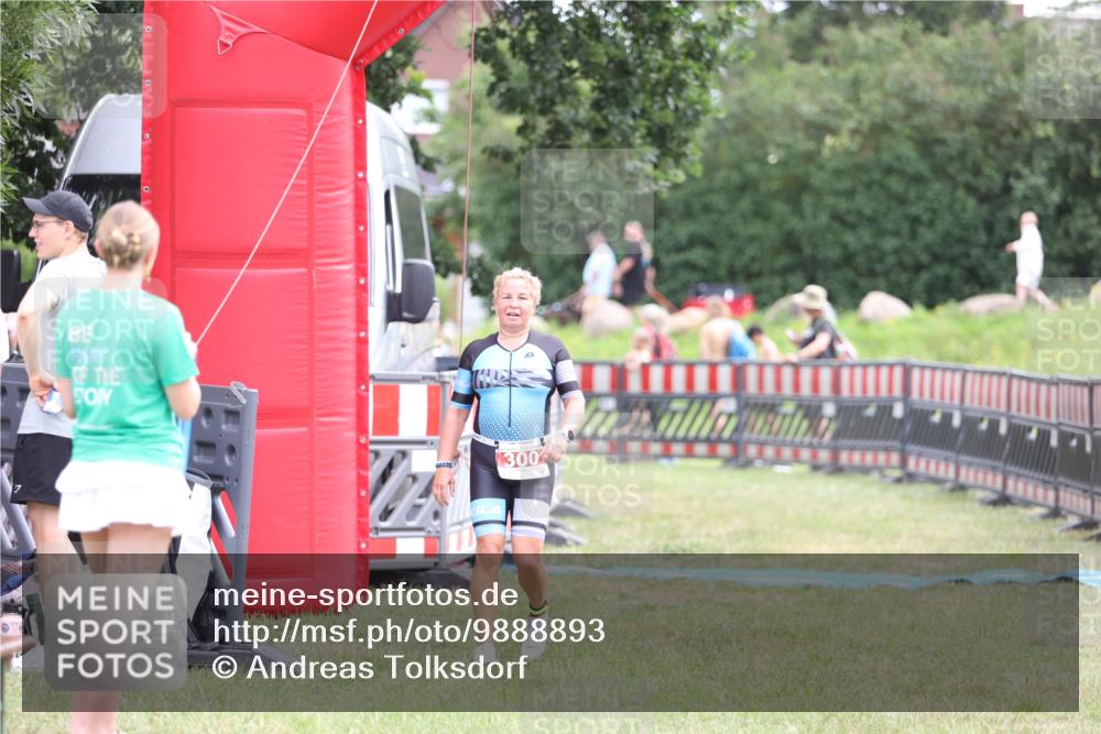 21.06.2026 - 29. Vierlanden-Triathlon Andreas Tolksdorf http://msf.ph/oto/9888893 21.06.2026 11:56:25 Ziel 300, 300 meine-sportfotos.de
