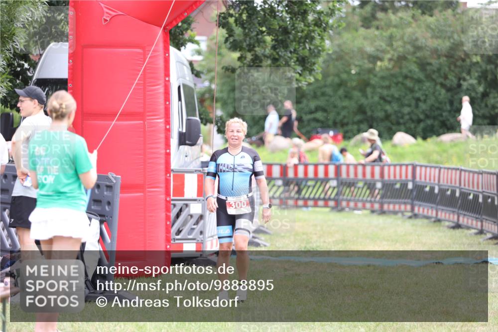 21.06.2026 - 29. Vierlanden-Triathlon Andreas Tolksdorf http://msf.ph/oto/9888895 21.06.2026 11:56:25 Ziel 300, 300 meine-sportfotos.de