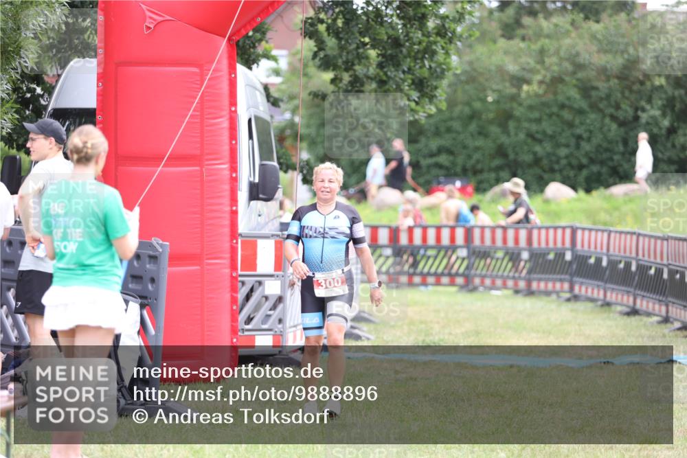 21.06.2026 - 29. Vierlanden-Triathlon Andreas Tolksdorf http://msf.ph/oto/9888896 21.06.2026 11:56:25 Ziel 300, 300 meine-sportfotos.de
