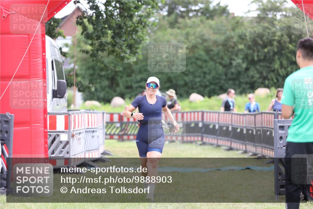 21.06.2026 - 29. Vierlanden-Triathlon Andreas Tolksdorf http://msf.ph/oto/9888903 21.06.2026 11:57:10 Ziel 500, 504, 500, 504 meine-sportfotos.de