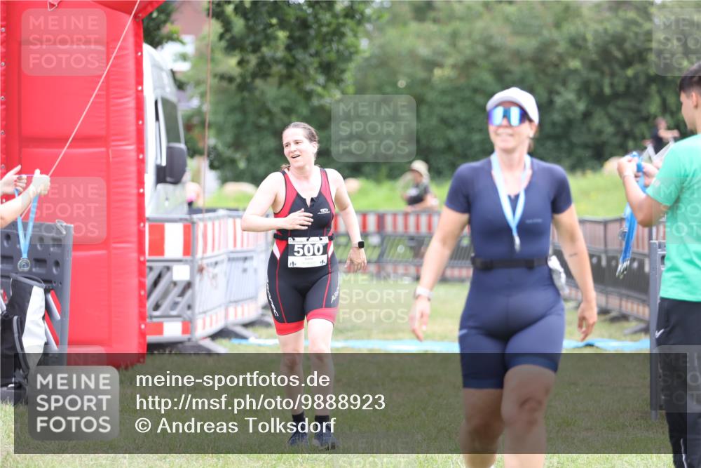 21.06.2026 - 29. Vierlanden-Triathlon Andreas Tolksdorf http://msf.ph/oto/9888923 21.06.2026 11:57:16 Ziel 298, 500, 298, 500 meine-sportfotos.de