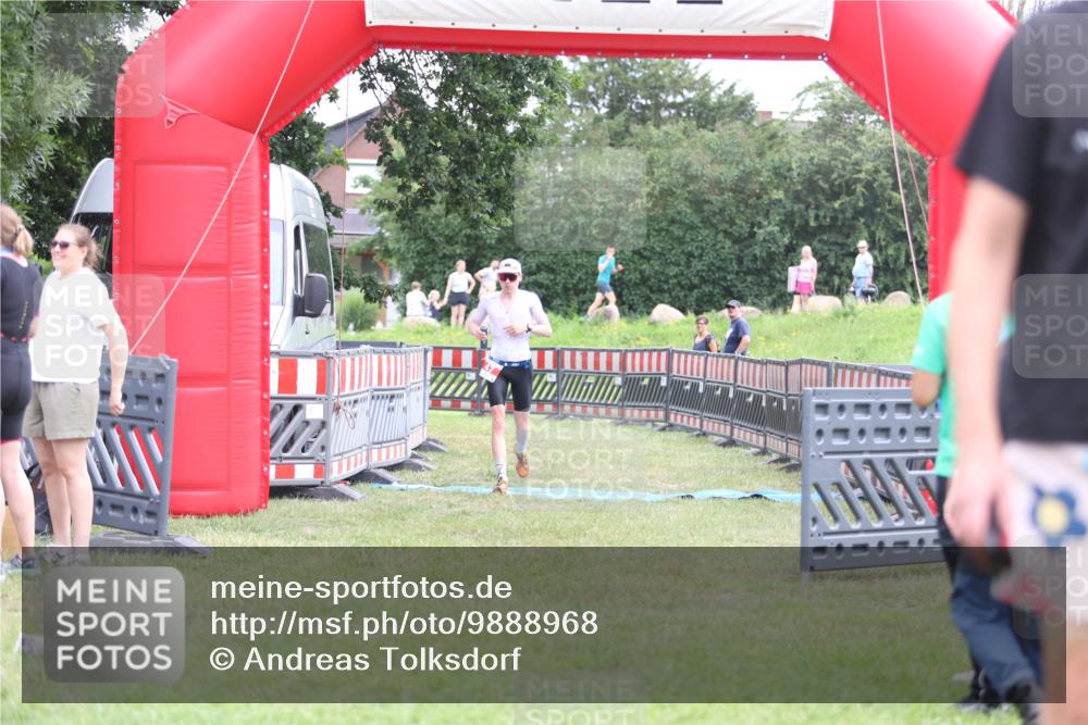 21.06.2026 - 29. Vierlanden-Triathlon Andreas Tolksdorf http://msf.ph/oto/9888968 21.06.2026 12:10:41 Ziel 47, 47 meine-sportfotos.de