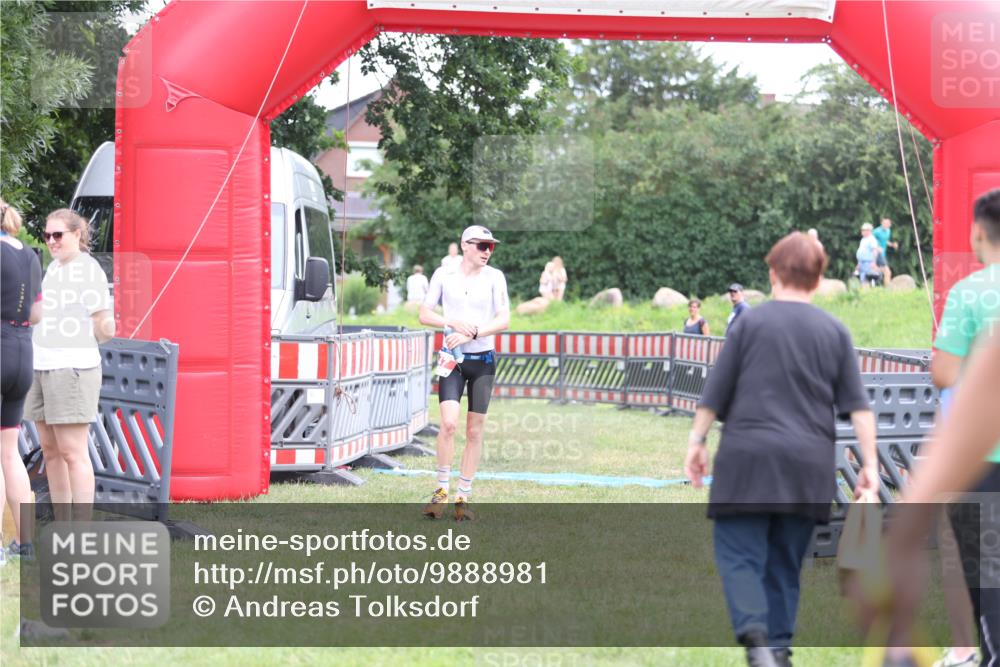 21.06.2026 - 29. Vierlanden-Triathlon Andreas Tolksdorf http://msf.ph/oto/9888981 21.06.2026 12:10:43 Ziel 30, 47, 30, 47 meine-sportfotos.de