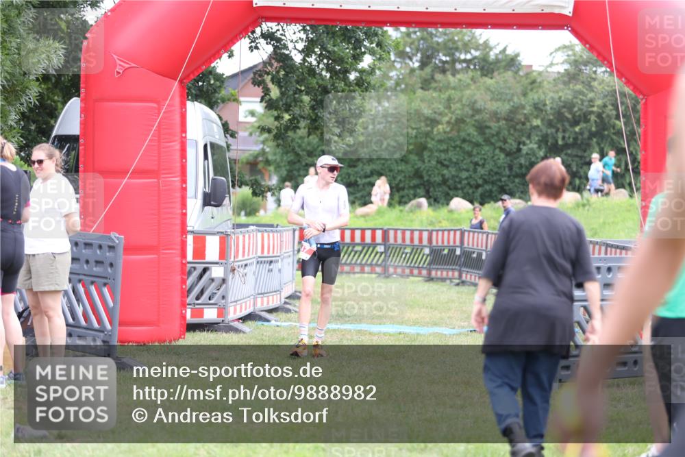 21.06.2026 - 29. Vierlanden-Triathlon Andreas Tolksdorf http://msf.ph/oto/9888982 21.06.2026 12:10:43 Ziel 30, 47, 30, 47 meine-sportfotos.de