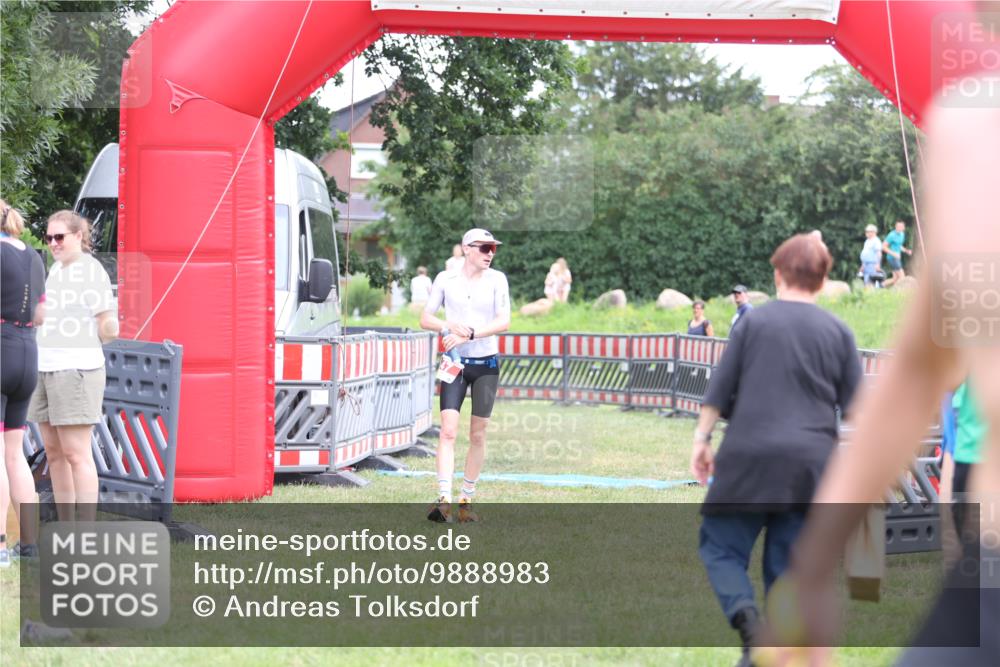 21.06.2026 - 29. Vierlanden-Triathlon Andreas Tolksdorf http://msf.ph/oto/9888983 21.06.2026 12:10:43 Ziel 30, 47, 30, 47 meine-sportfotos.de