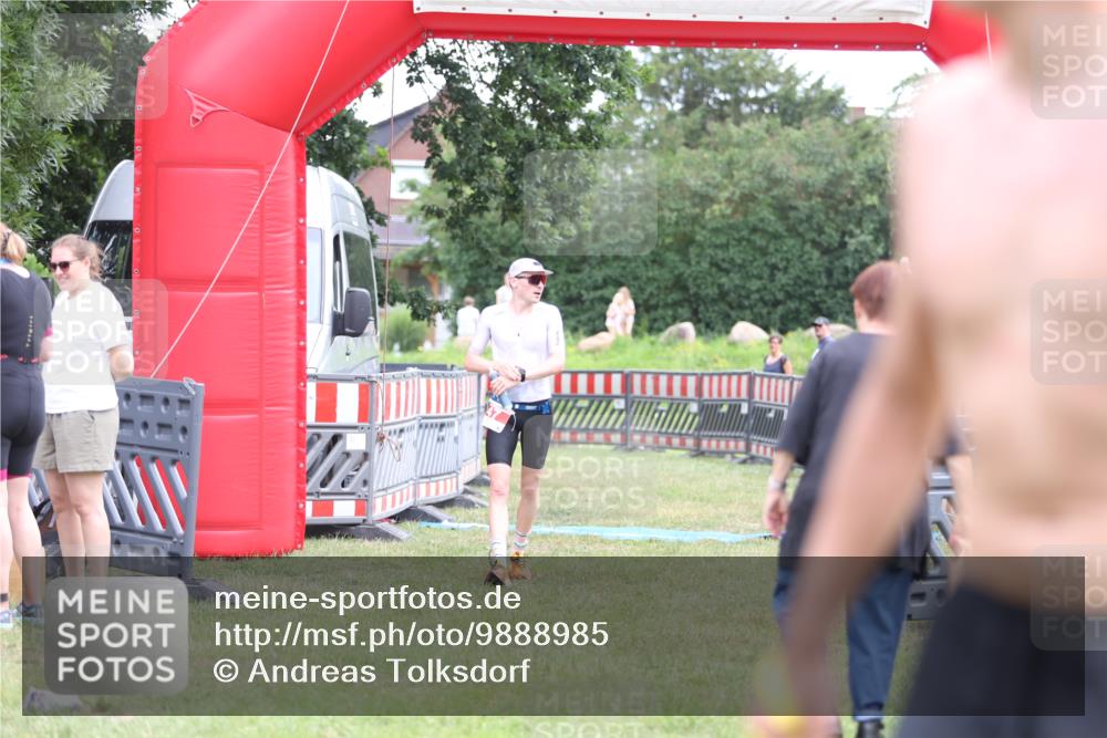 21.06.2026 - 29. Vierlanden-Triathlon Andreas Tolksdorf http://msf.ph/oto/9888985 21.06.2026 12:10:43 Ziel 30, 47, 30, 47 meine-sportfotos.de