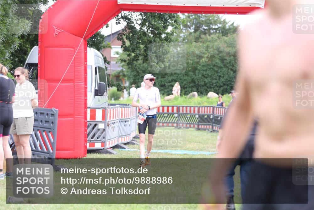 21.06.2026 - 29. Vierlanden-Triathlon Andreas Tolksdorf http://msf.ph/oto/9888986 21.06.2026 12:10:43 Ziel 30, 47, 30, 47 meine-sportfotos.de