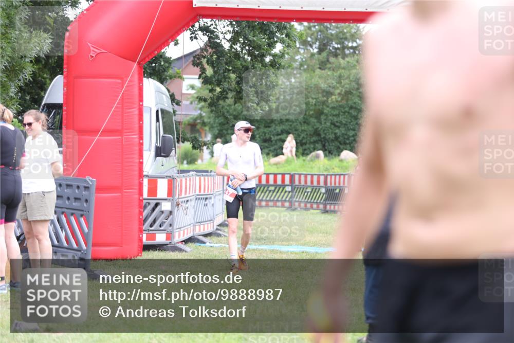21.06.2026 - 29. Vierlanden-Triathlon Andreas Tolksdorf http://msf.ph/oto/9888987 21.06.2026 12:10:43 Ziel 30, 47, 30, 47 meine-sportfotos.de