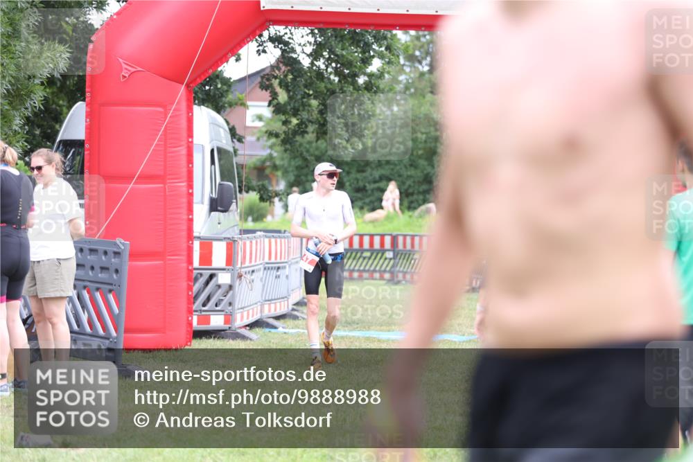 21.06.2026 - 29. Vierlanden-Triathlon Andreas Tolksdorf http://msf.ph/oto/9888988 21.06.2026 12:10:43 Ziel 30, 47, 30, 47 meine-sportfotos.de