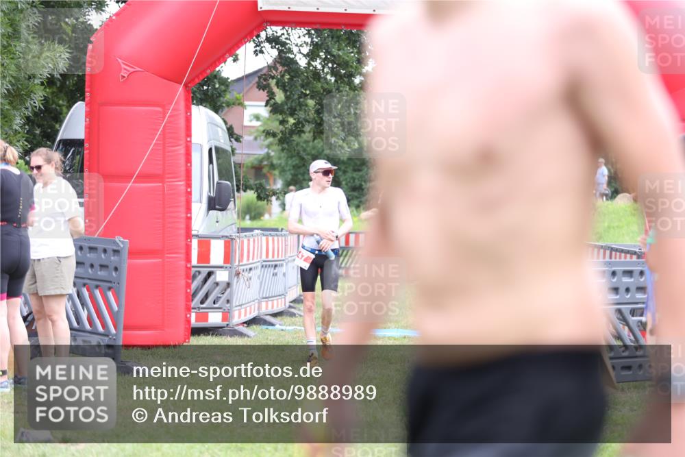 21.06.2026 - 29. Vierlanden-Triathlon Andreas Tolksdorf http://msf.ph/oto/9888989 21.06.2026 12:10:43 Ziel 30, 47, 30, 47 meine-sportfotos.de