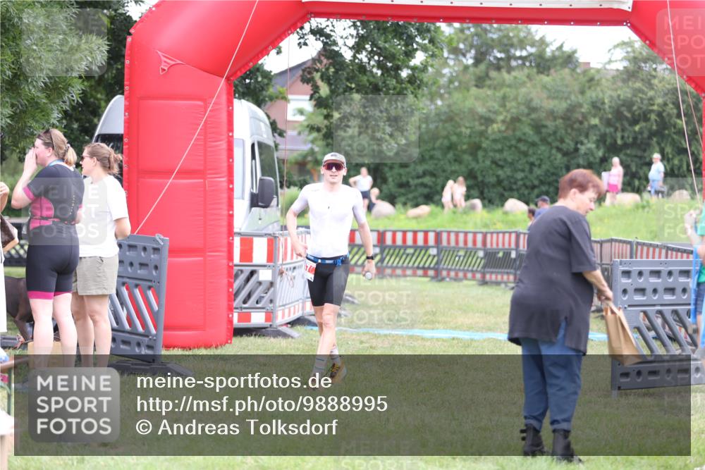 21.06.2026 - 29. Vierlanden-Triathlon Andreas Tolksdorf http://msf.ph/oto/9888995 21.06.2026 12:10:45 Ziel 30, 47, 30, 47 meine-sportfotos.de