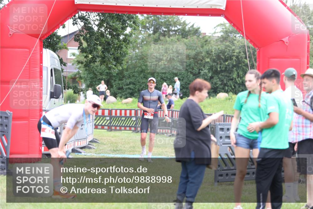21.06.2026 - 29. Vierlanden-Triathlon Andreas Tolksdorf http://msf.ph/oto/9888998 21.06.2026 12:10:53 Ziel 30, 30 meine-sportfotos.de