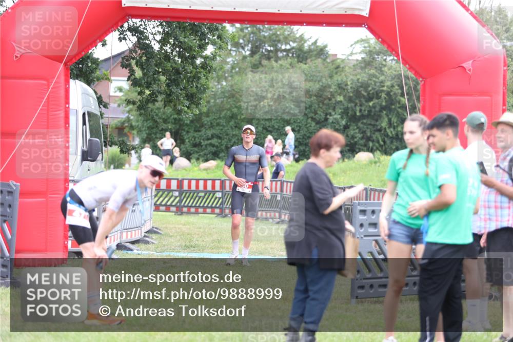 21.06.2026 - 29. Vierlanden-Triathlon Andreas Tolksdorf http://msf.ph/oto/9888999 21.06.2026 12:10:53 Ziel 30, 30 meine-sportfotos.de