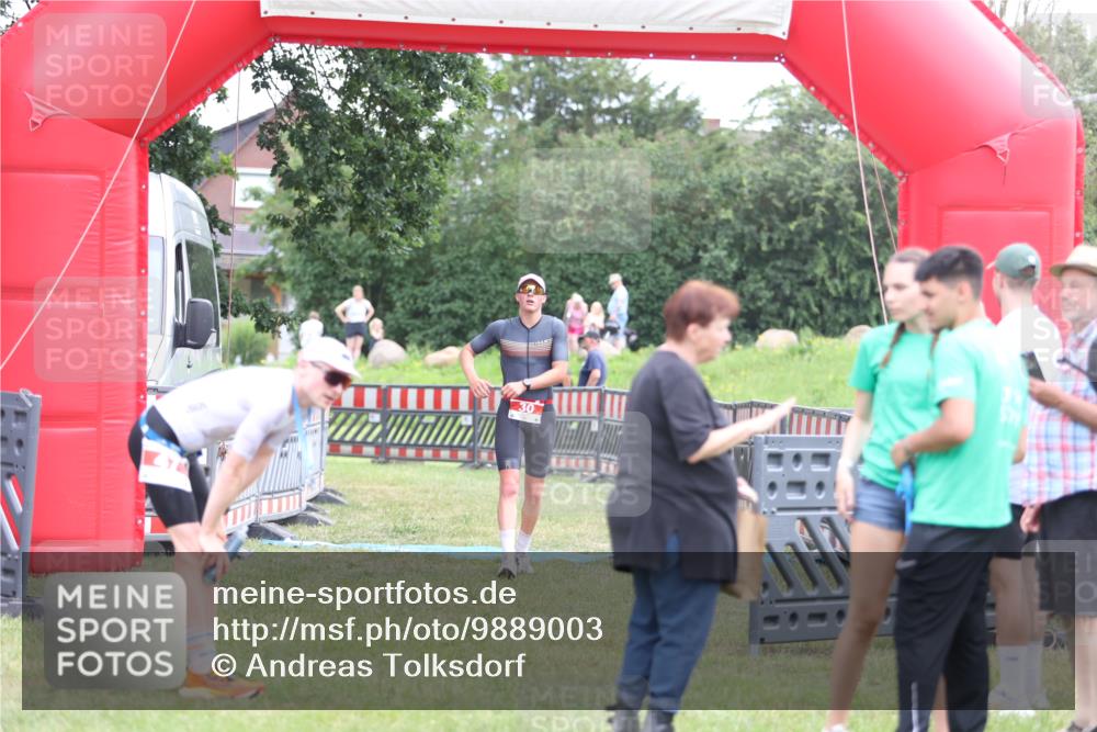 21.06.2026 - 29. Vierlanden-Triathlon Andreas Tolksdorf http://msf.ph/oto/9889003 21.06.2026 12:10:54 Ziel 30, 30 meine-sportfotos.de