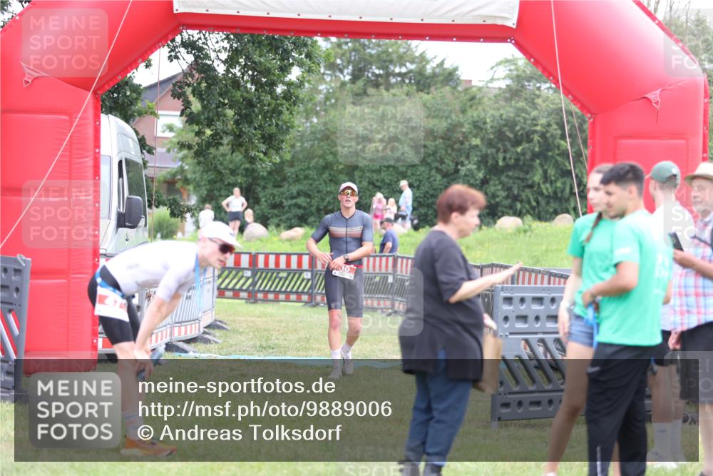 21.06.2026 - 29. Vierlanden-Triathlon Andreas Tolksdorf http://msf.ph/oto/9889006 21.06.2026 12:10:54 Ziel 30, 30 meine-sportfotos.de