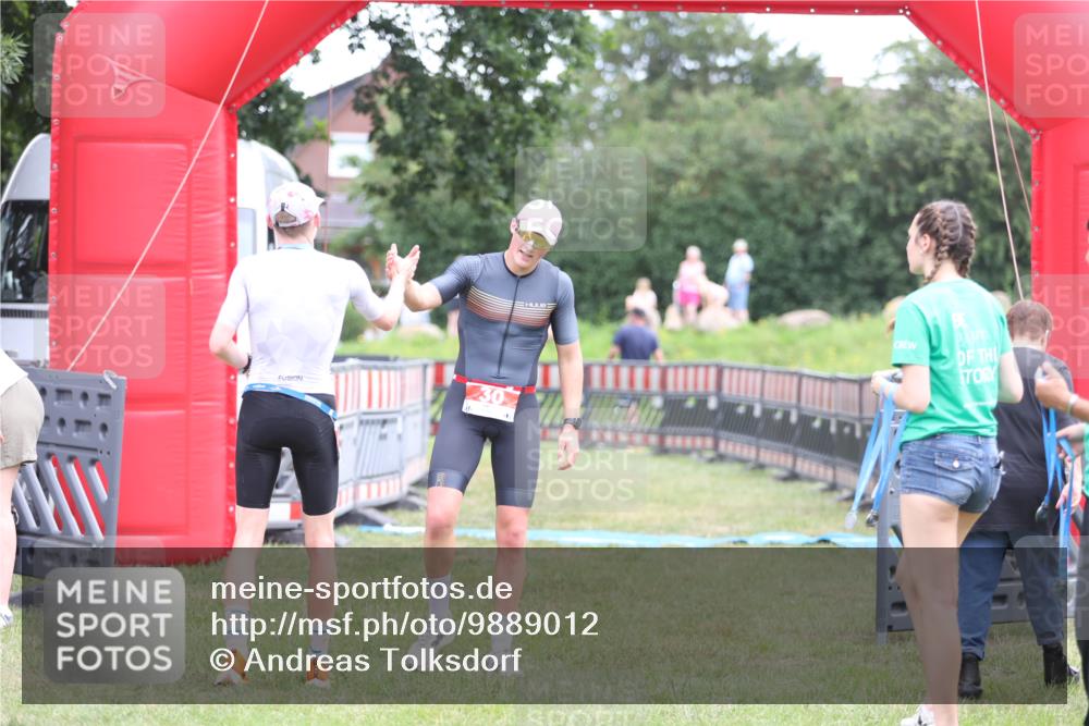 21.06.2026 - 29. Vierlanden-Triathlon Andreas Tolksdorf http://msf.ph/oto/9889012 21.06.2026 12:11:00 Ziel  meine-sportfotos.de